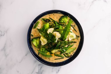 Brokoli karnabaharı ve yeşil fasulyeli vejetaryen yeşil köri, sağlıklı bitki temelli yemek tarifleri.