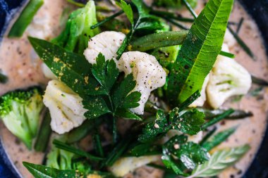Brokoli karnabaharı ve yeşil fasulyeli vejetaryen yeşil köri, sağlıklı bitki temelli yemek tarifleri.