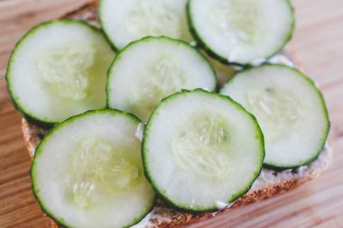 Dilimlenmiş salatalıklı sandviç vegan mayonezli kesim tahtası, basit, sağlıklı malzemeler kavramı.