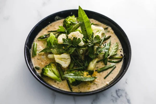 Veganes Grünes Curry Mit Brokkoli Blumenkohl Und Grünen Bohnen Gesunde Stockbild