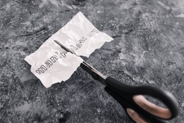 Kırışmış kağıt parçasındaki manipülasyon metni toksik davranışlarla başa çıkmak için makasla, psikoloji konseptiyle ve duygusal güçle kesiliyor.