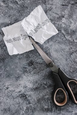 Kırışmış kağıt parçasındaki manipülasyon metni toksik davranışlarla başa çıkmak için makasla, psikoloji konseptiyle ve duygusal güçle kesiliyor.