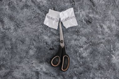 Kırışmış kağıt parçasındaki manipülasyon metni toksik davranışlarla başa çıkmak için makasla, psikoloji konseptiyle ve duygusal güçle kesiliyor.