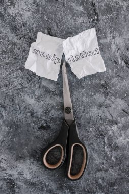 Kırışmış kağıt parçasındaki manipülasyon metni toksik davranışlarla başa çıkmak için makasla, psikoloji konseptiyle ve duygusal güçle kesiliyor.