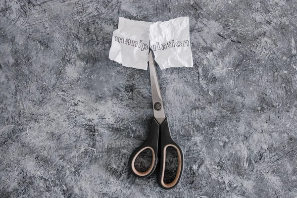 Kırışmış kağıt parçasındaki manipülasyon metni toksik davranışlarla başa çıkmak için makasla, psikoloji konseptiyle ve duygusal güçle kesiliyor.