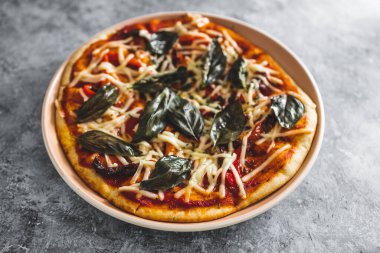 Vejetaryen margherita pizzası, sütsüz peynirli fesleğen, kurutulmuş domates, sağlıklı bitki temelli yemek tarifleri.