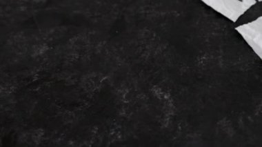 Buruşuk ve yırtık kağıt parçasındaki zihinsel sağlık metni yeniden birleştirilmiş, psikoloji ve duygusal iyileşme metaforu