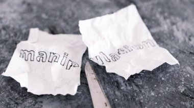 Kırışmış kağıt parçasındaki manipülasyon metni makasla, psikoloji metaforuyla ve duygusal güçle kesiliyor.