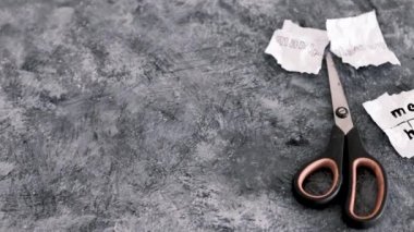 Kırışmış kağıt parçasındaki manipülasyon metni makasla, psikoloji metaforuyla ve duygusal güçle kesiliyor.
