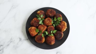 Vejetaryen pesto arancini kızarmış risotto topları üzerine taze maydanoz, sağlıklı bitki temelli yemek tarifleri.