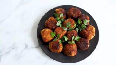 Vejetaryen pesto arancini kızarmış risotto topları üzerine taze maydanoz, sağlıklı bitki temelli yemek tarifleri.