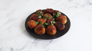 Vejetaryen pesto arancini kızarmış risotto topları üzerine taze maydanoz, sağlıklı bitki temelli yemek tarifleri.