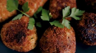 Vejetaryen pesto arancini kızarmış risotto topları üzerine taze maydanoz, sağlıklı bitki temelli yemek tarifleri.