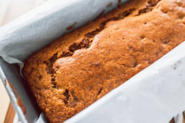 Tarçınlı vejetaryen muz ekmeği, sağlıklı bitki temelli yemek tarifleri.