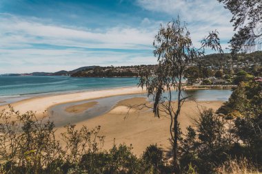 Pasifik Okyanusu 'nun güzel manzarası ve Kingston Sahili' nde Güney Tazmanya 'da bir yürüyüş sırasında geniş bir noktadan çekilmiş yerel bitki örtüsü.