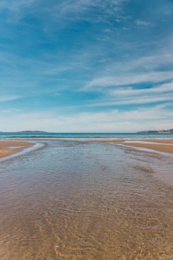 Kahverengi Nehir 'in güzel manzarası Pasifik Okyanusu ve Avustralya' nın güney Tazmanya kentinde Kingston Sahili 'nin altın kumlarıyla buluşuyor.