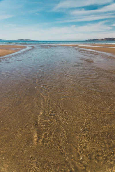 澳大利亚塔斯马尼亚南部的布朗河口与太平洋和金黄色沙滩相交的美丽风景 — 图库照片