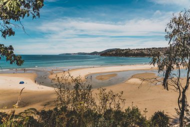 HOBART, TASMANIA - 19 Şubat 2022: Pasifik Okyanusu 'nun güzel manzarası ve Kingston Sahili' nde Güney Tazmanya 'da bir yürüyüş sırasında manzarası