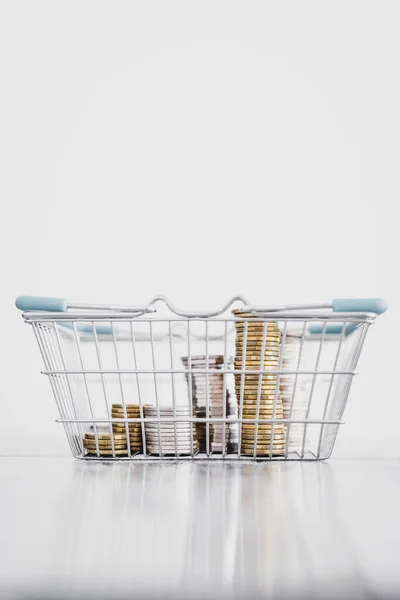 Egy Halom Különböző Érme Bevásárlókosár Belsejében Fehér Háttérrel Minimális Összetételű — Stock Fotó