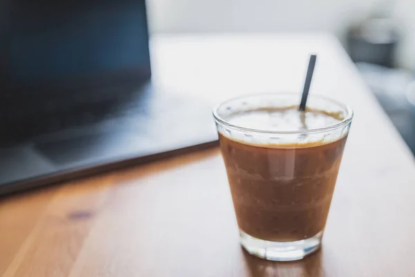 Latte Sojowe Przezroczystym Kubku Obok Laptopa Stole Jadalnym Koncepcja Zdalnej — Zdjęcie stockowe
