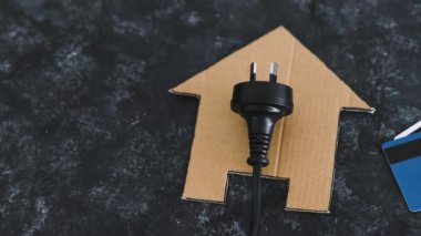 ev simgesi üzerine simge ve yanında Avustralya fişi ve ödeme kartları, elektrik faturası ve elektrik şirketleri kavramı