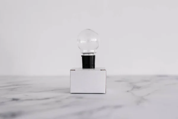 Přemýšlet Mimo Krabici Koncept Nápadem Žárovka Vrcholu Bílé Krabice Minimalistickém — Stock fotografie