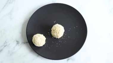 Kızarmadan önce vejetaryen pesto arancini kızarmış risotto topları, sağlıklı bitki temelli yemek tarifleri.