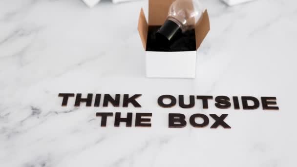 Piense Fuera Del Concepto Caja Con Bombilla Idea Parte Superior — Vídeo de stock