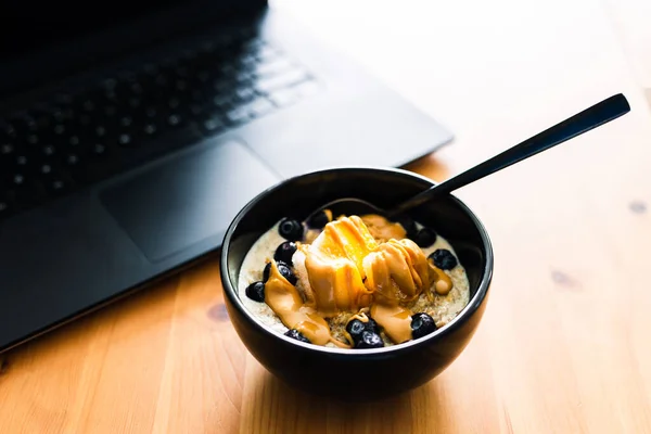 Comer Mirtilos Manga Aveia Enquanto Trabalhava Casa Laptop Conceito Trabalho — Fotografia de Stock