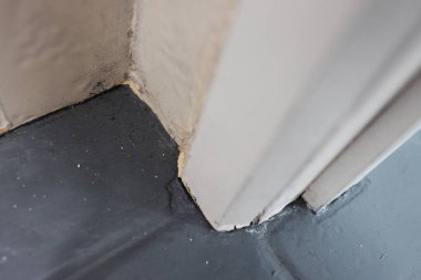 Döşeme ve mimar döşemelerinin kapatılması ve tamir edilmesi gereken eskimiş malzemeler, diy ve ev geliştirme kavramları.