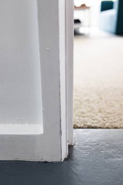 Döşeme ve mimar döşemelerinin kapatılması ve tamir edilmesi gereken eskimiş malzemeler, diy ve ev geliştirme kavramları.
