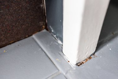 Döşeme ve mimar döşemelerinin kapatılması ve tamir edilmesi gereken eskimiş malzemeler, diy ve ev geliştirme kavramları.