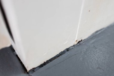 Döşeme ve mimar döşemelerinin kapatılması ve tamir edilmesi gereken eskimiş malzemeler, diy ve ev geliştirme kavramları.