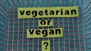 Alışveriş sepetinin içinde vejetaryen ya da vejetaryen metni, sağlıklı beslenme kavramı