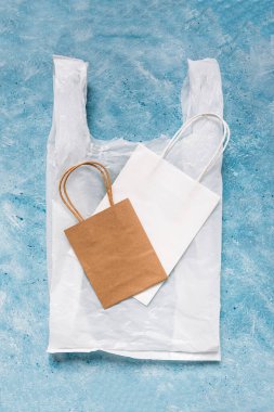 tek kullanımlık plastik poşet, plastik kirlilik ve çevresel farkındalık kavramının yanında