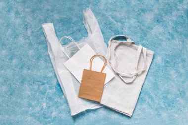 tek kullanımlık plastik poşet kağıt ve yeniden kullanılabilir tuvaller, plastik kirliliği ve çevresel farkındalık kavramının yanında