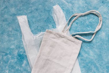 Tekrar kullanılabilir tuvalin yanında plastik poşet kullanımı, plastik kirliliği ve çevresel farkındalık kavramı