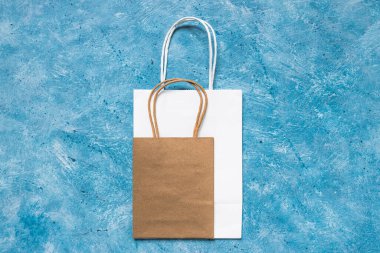 Farklı boyut ve renklerde kağıt alışveriş torbaları, perakende sektöründe markalaşma ve rekabet kavramı