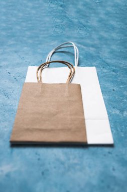 Farklı boyut ve renklerde kağıt alışveriş torbaları, perakende sektöründe markalaşma ve rekabet kavramı