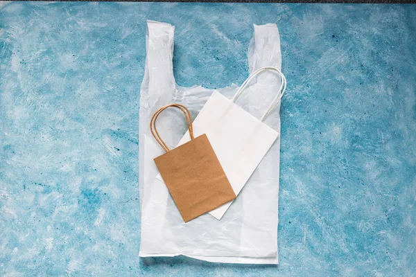 一次性使用塑料袋 仅次于纸袋 塑料污染和环保意识概念 — 图库照片