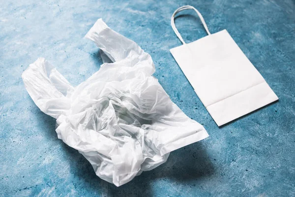 Plastpåse För Engångsbruk Bredvid Papper Ett Plastförorening Och Miljömedvetenhet — Stockfoto