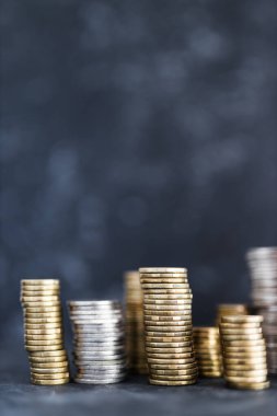 Farklı altın ve gümüş para yığınları büyük miktarda tasarruf, bolluk ve zenginlik kavramı yaratır.