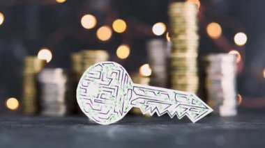 Peri ışıkları, kripto para ve dijital ödemeler veya yatırımlar kavramı olan farklı madeni para yığınlarının önünde el ele tutuşan dijital anahtar