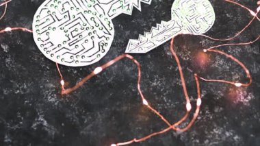 Peri ışıklarıyla çevrili büyük ve küçük şifreleme anahtar simgesi ve LED ışıklar yan yana