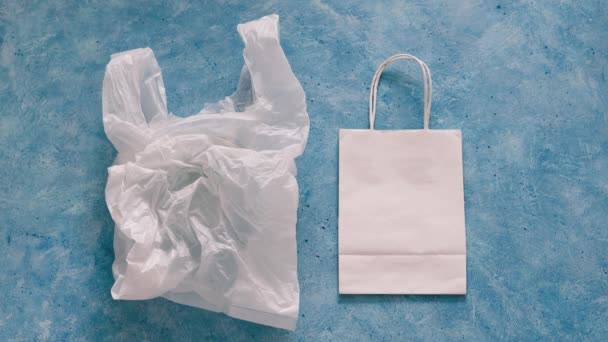 Sacchetto Plastica Monouso Accanto Alla Carta Uno Inquinamento Plastico Concetto — Video Stock