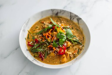 Taze biberli vegan Thai sebzeli köri, sağlıklı bitkisel yemek tarifleri.