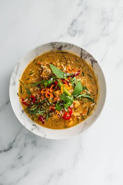 Taze biberli vegan Thai sebzeli köri, sağlıklı bitkisel yemek tarifleri.