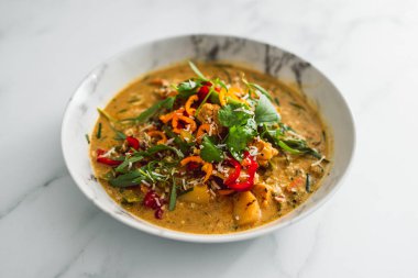 Taze biberli vegan Thai sebzeli köri, sağlıklı bitkisel yemek tarifleri.