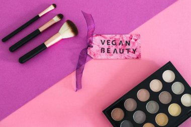 zalimlik içermeyen güzellik ürünleri konsepti, Vegan Güzellik mesajı makyaj fırçaları ve göz falı paletinin yanında