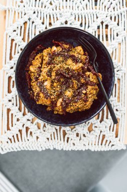 Kurutulmuş domates ve Fas baharatlarıyla kaplı kuru fasulyeli vejetaryen kuskus, sağlıklı bitki temelli yemek tarifleri.